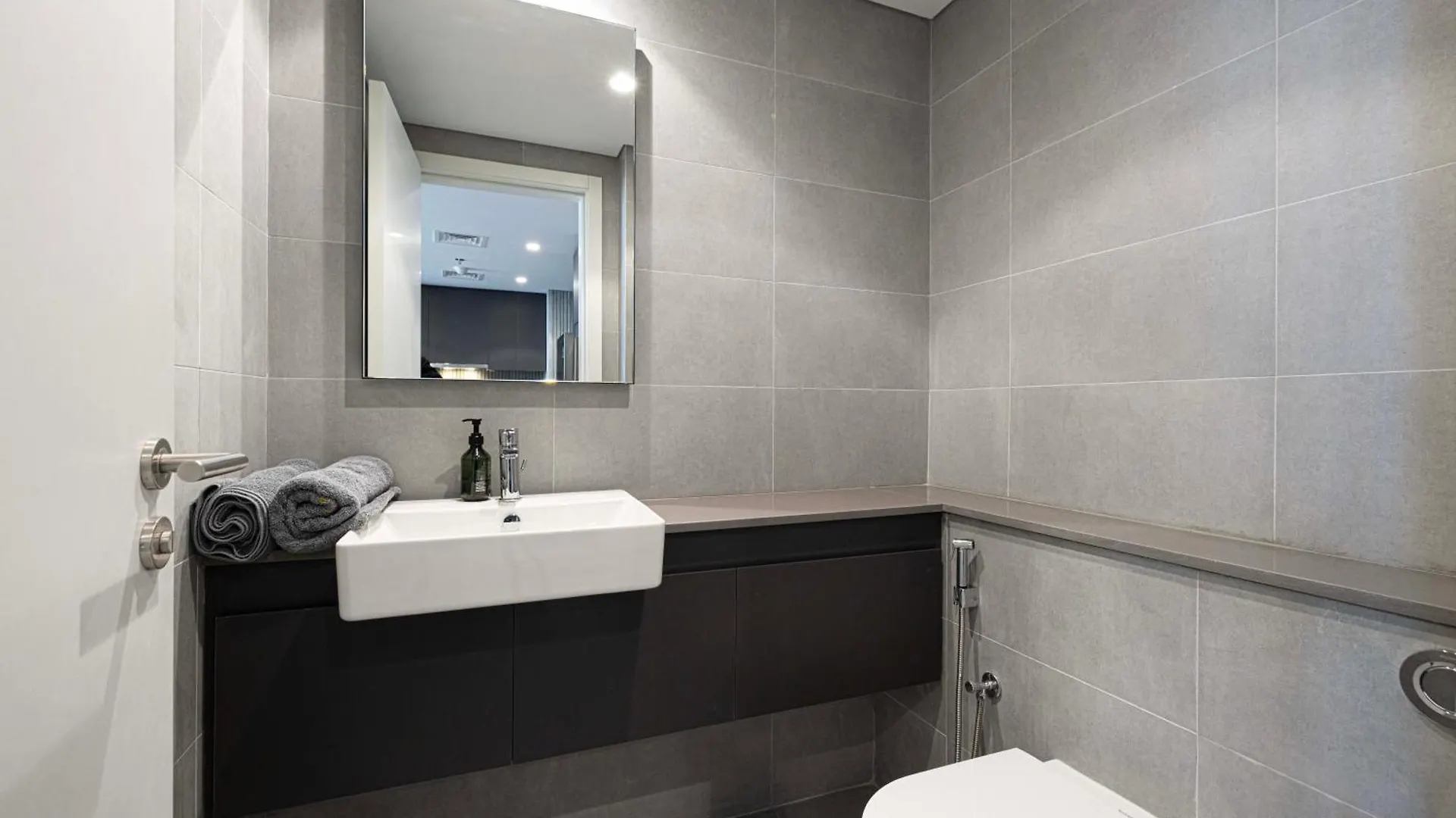 1Br The Modern Al Jada Home By Blue Cloud Holidays Sharjah 0*,  Emirados Árabes Unidos